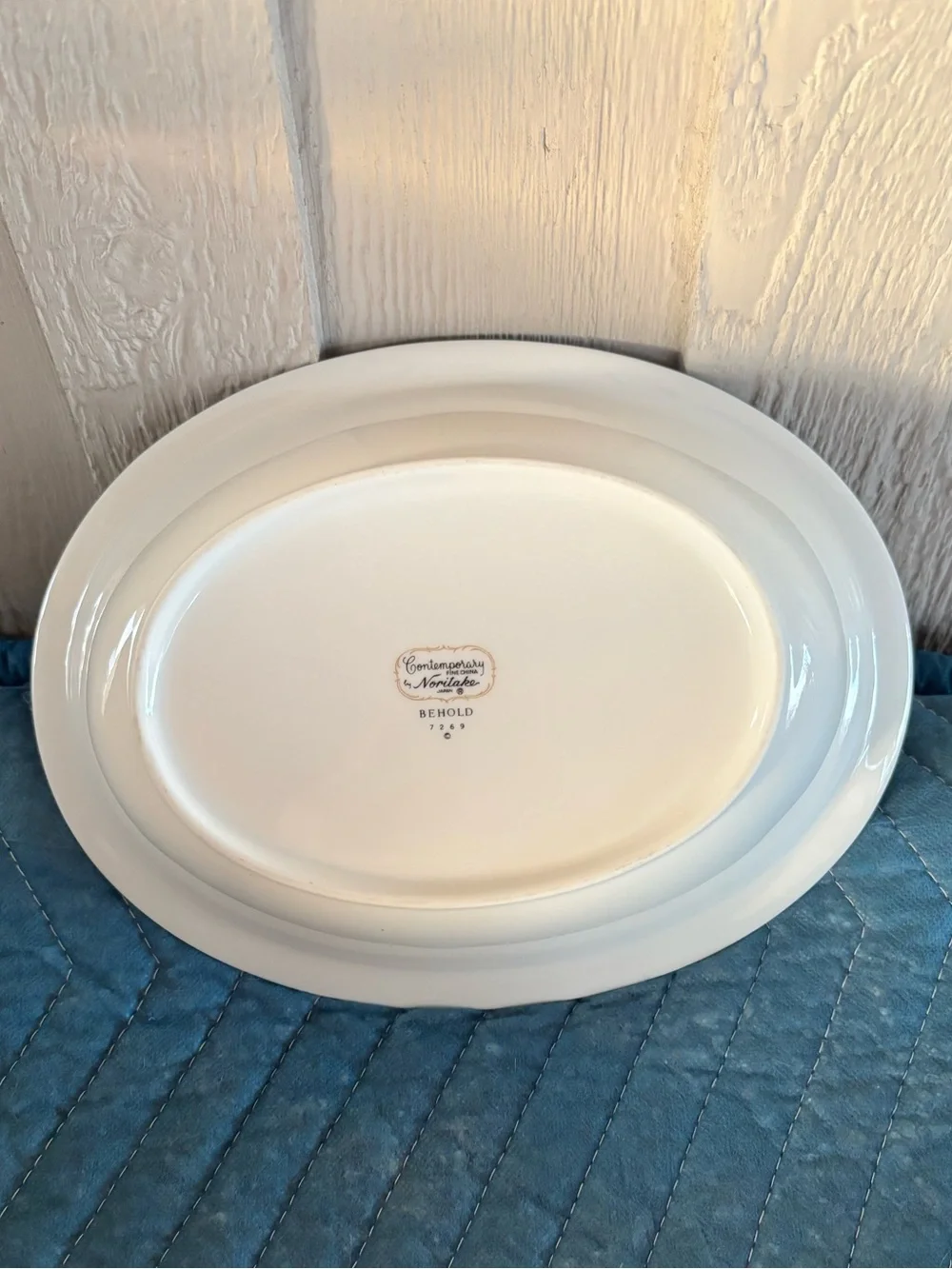 Oval vegetable bowl is the Noritake Behold 7269